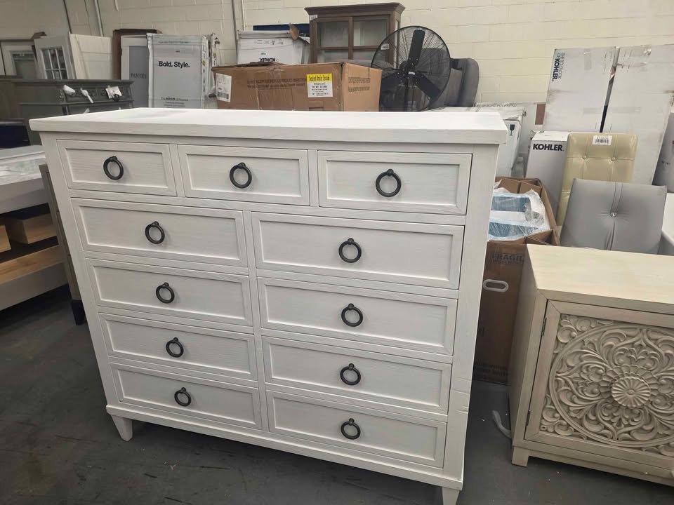 Tommy Bahama Home Ocean Breeze Pinecrest Gentlemans Chest ( Retails 4,700.00 ) - Image 6