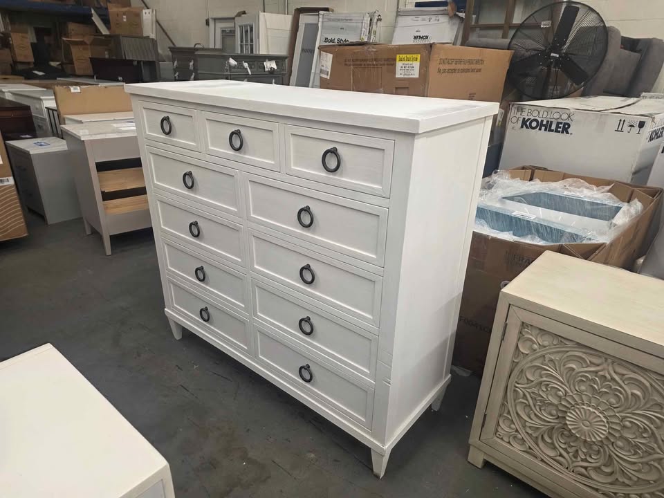 Tommy Bahama Home Ocean Breeze Pinecrest Gentlemans Chest ( Retails 4,700.00 ) - Image 7