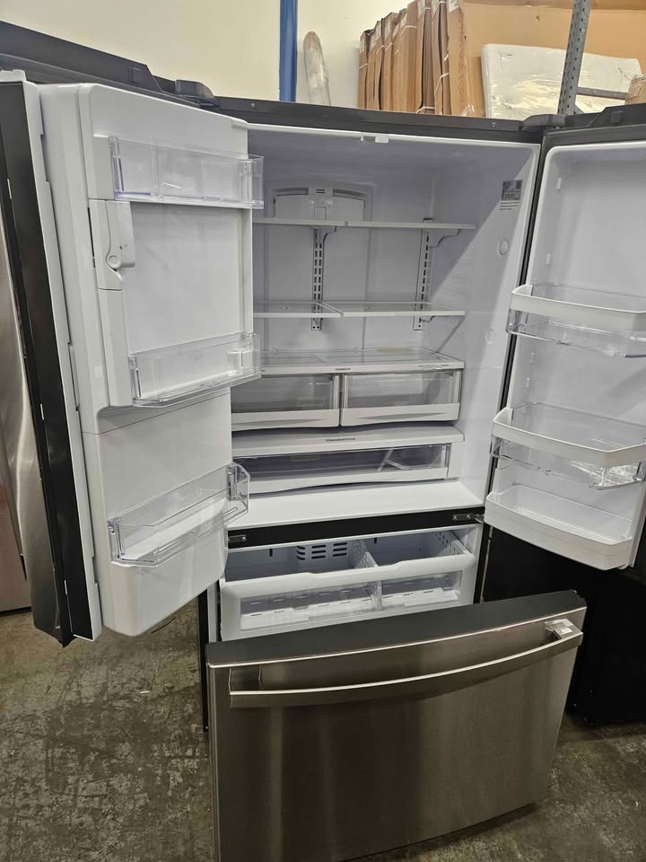 GE ENERGY STAR 22.1 Cu. Ft. Counter-Depth Fingerprint Resistant French-Door Refrigerator - Image 9