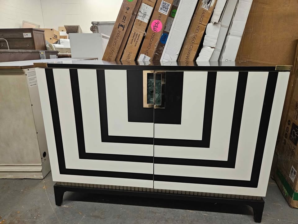 Caracole Classic Theseus Rectangle Accent Chest - Image 6