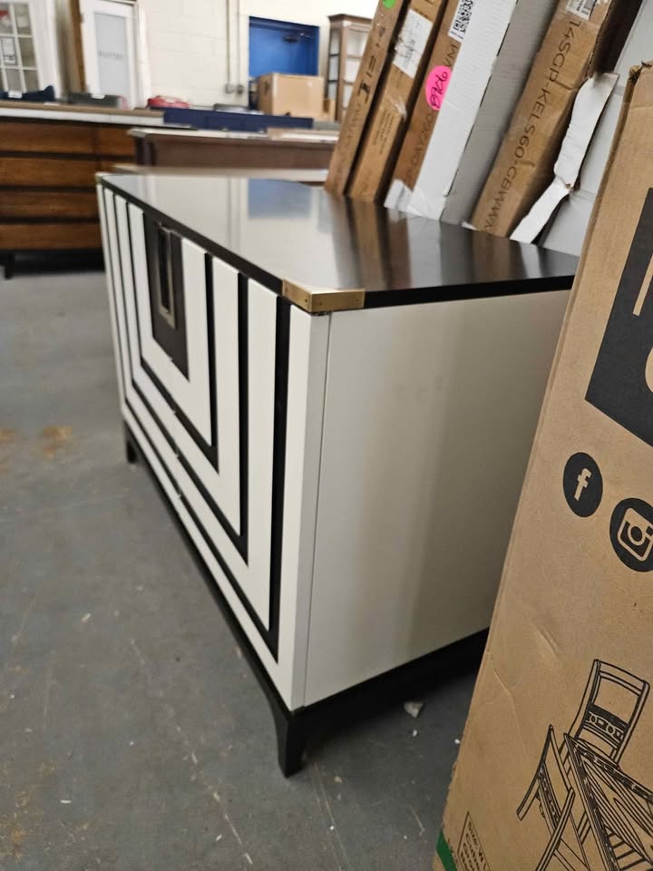 Caracole Classic Theseus Rectangle Accent Chest - Image 8