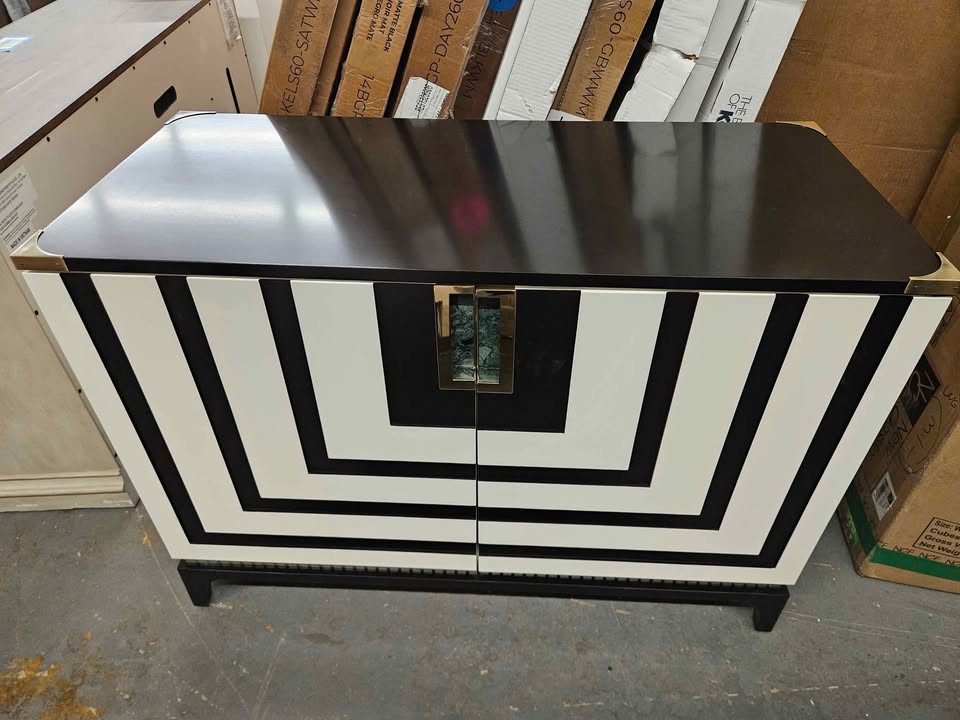 Caracole Classic Theseus Rectangle Accent Chest - Image 9