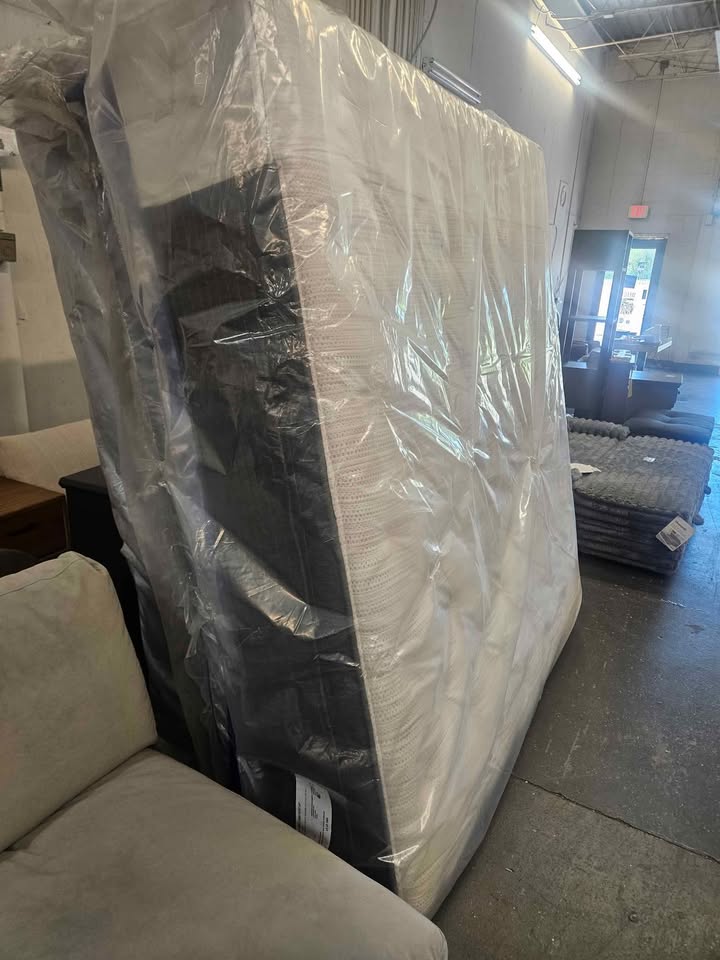 Beautyrest Silver BRS900 Plush ( King ) - Image 9