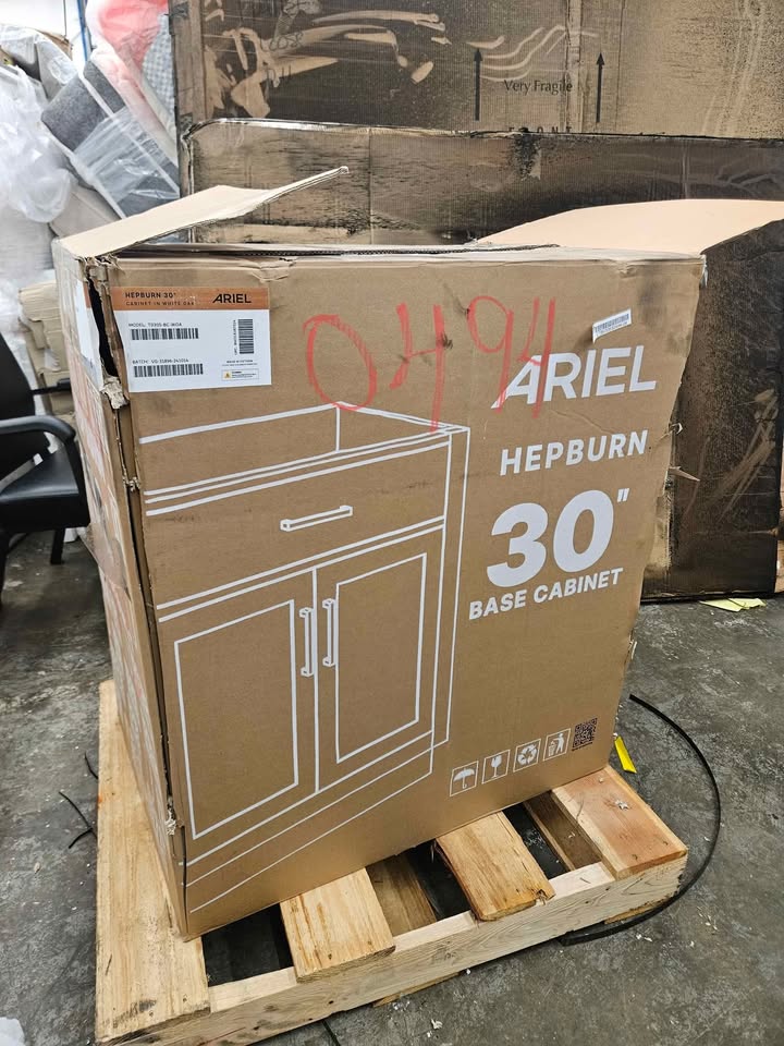 Ariel hepburn 30" single oval sink vanity with carrara white quartz countertop 1.5" edge in oak - Image 5