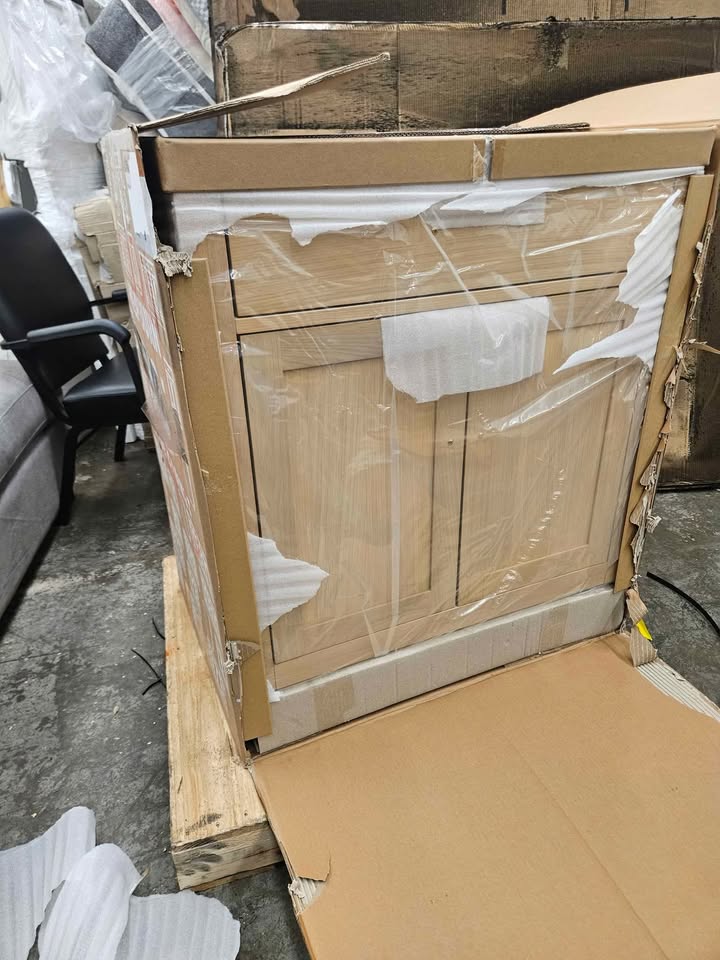 Ariel hepburn 30" single oval sink vanity with carrara white quartz countertop 1.5" edge in oak - Image 8