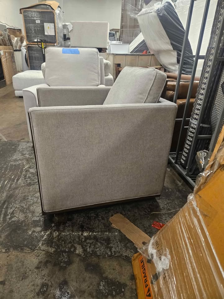 Thomasville Rockford Swivel Chair - Image 9