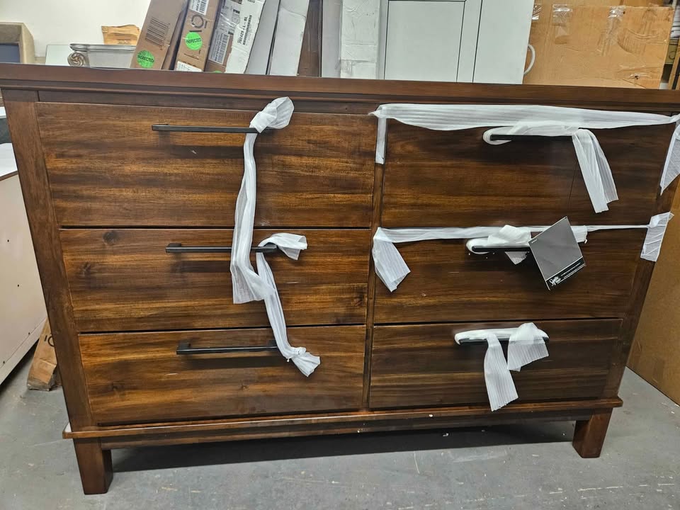 Ralene 6 Drawer Dresser Item: B594-31 ( Slightly Scratched in Pictures ) - Image 4