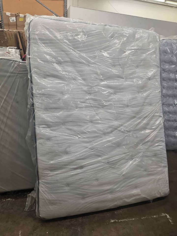 Beautyrest Harmony Beachfront Bay 13" Medium Pillow Top. ( Queen ) - Image 7