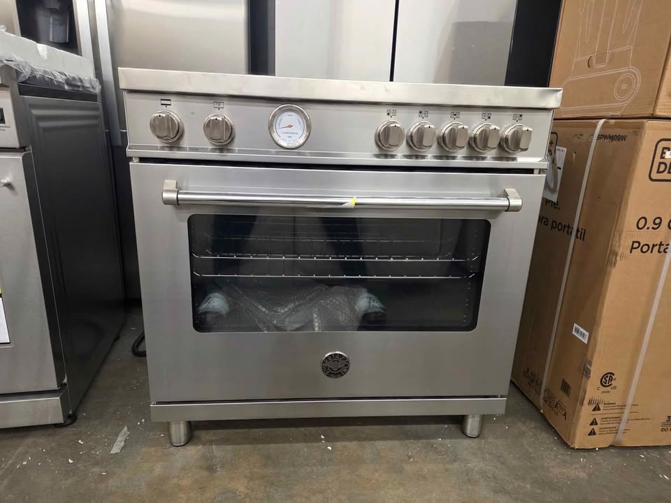 36 inch Induction Range, 5 Heating Zones, Electric Oven ( Retails $5,700.00 ) - Image 7