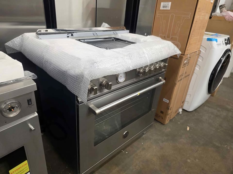 36 inch Induction Range, 5 Heating Zones, Electric Oven ( Retails $5,700.00 ) - Image 9