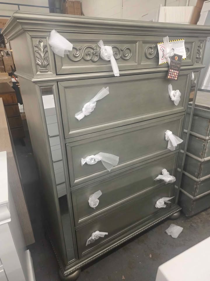 Nicolasa 42" W 5 - Drawer Dresser - Image 3