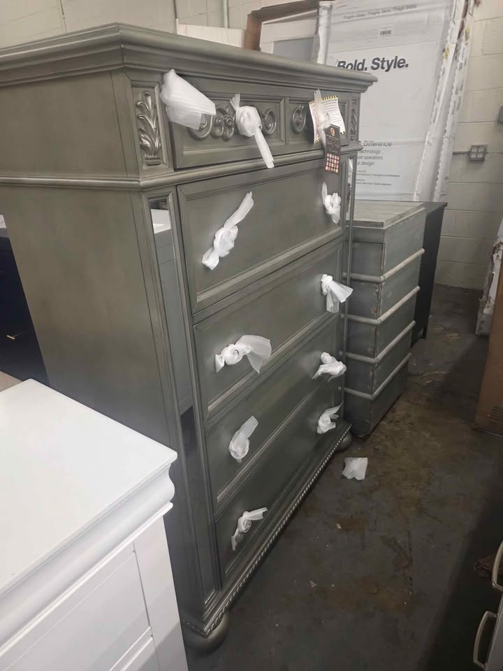 Nicolasa 42" W 5 - Drawer Dresser - Image 8