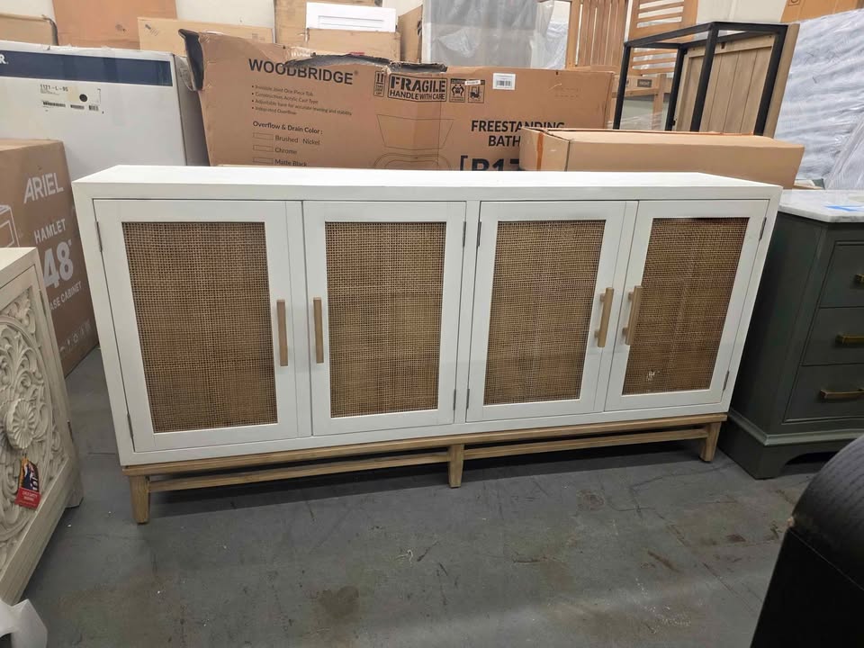 Sea Winds - Venice 4-Door Credenza - B21015-WHITE ( Retails $1800.00 ) - Image 7