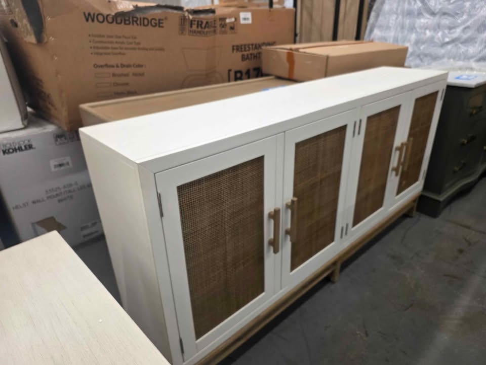 Sea Winds - Venice 4-Door Credenza - B21015-WHITE ( Retails $1800.00 ) - Image 8