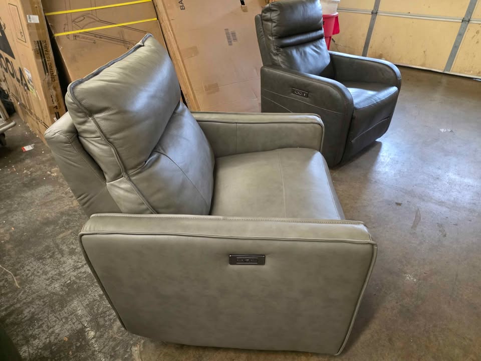 Henredon Keira Leather Zero Gravity Recliner - Image 9