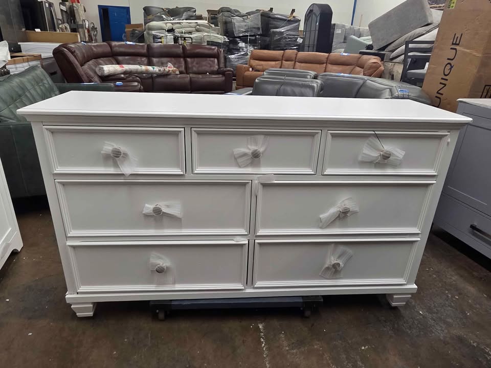 Fortman 7 Drawer Dresser ( Item: B680-31 ) - Image 8