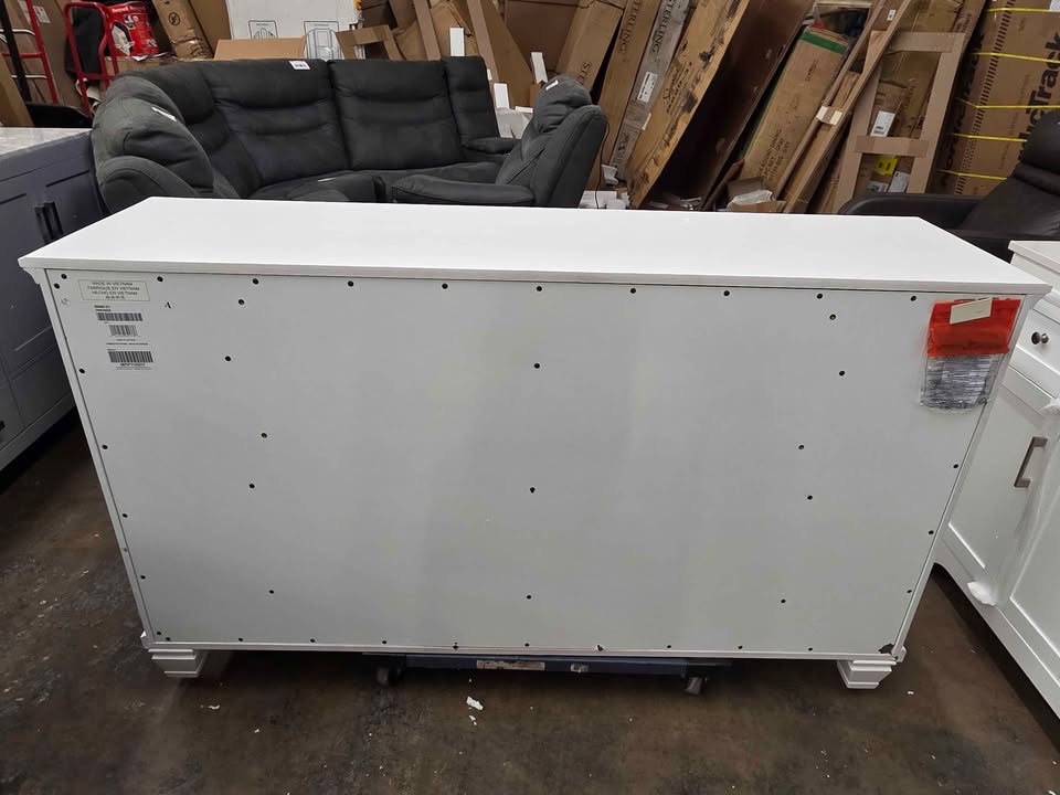 Fortman 7 Drawer Dresser ( Item: B680-31 ) - Image 9