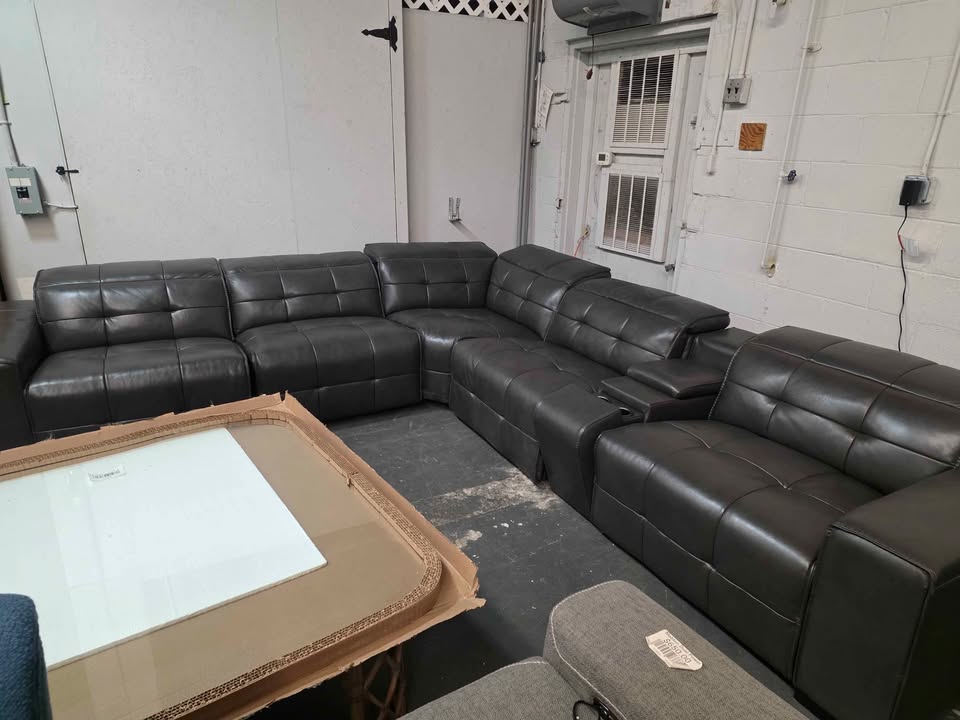 Ivy 6-piece Leather Power Reclining Sectional with Power Headrests ( Retails $4000 ) - Image 7