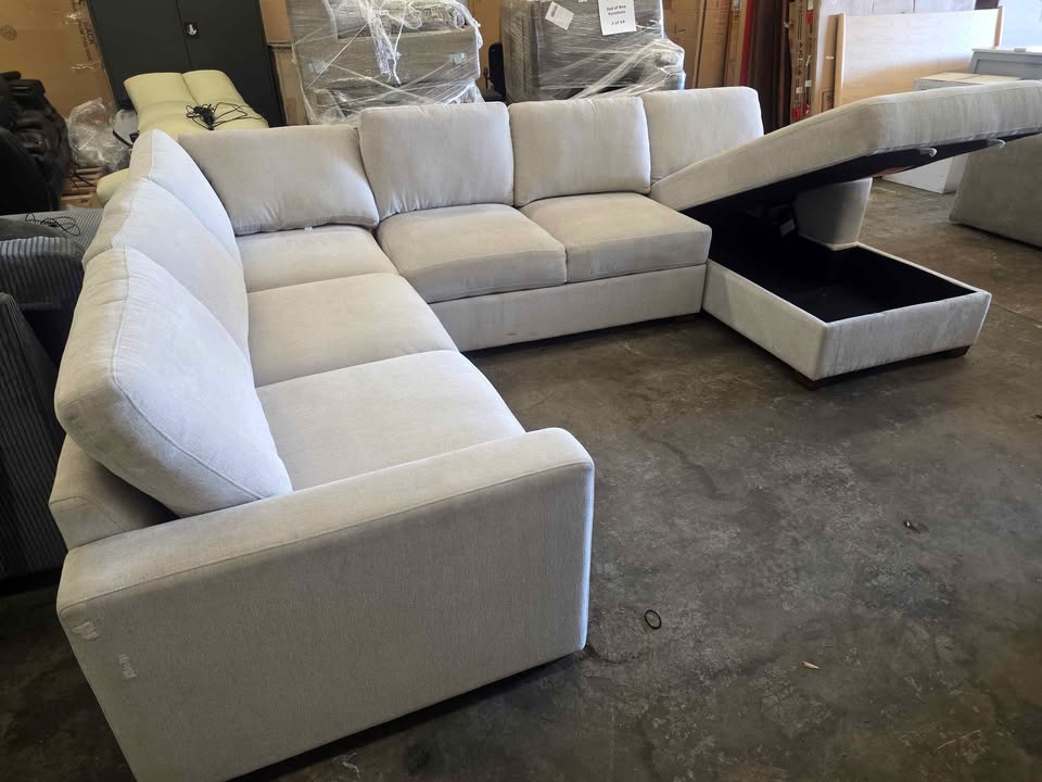 Thomasville Glenn Fabric Sectional with Storage Chaise - Image 8