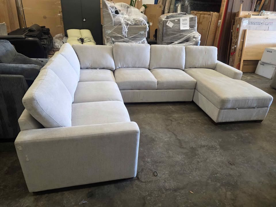 Thomasville Glenn Fabric Sectional with Storage Chaise - Image 9