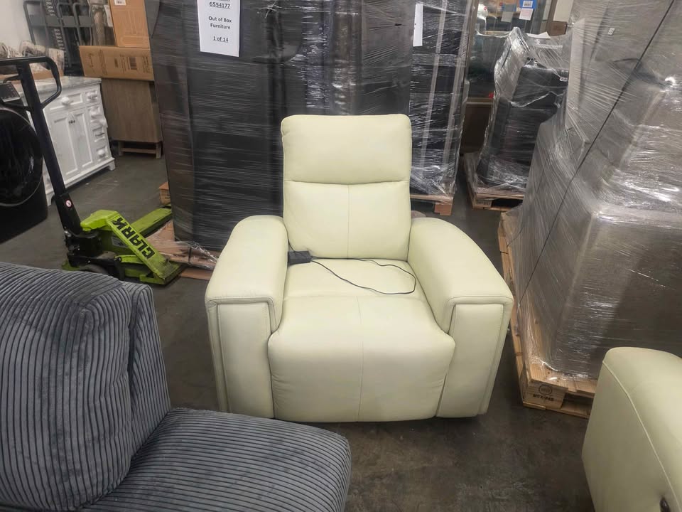 Keegan 3-piece Leather Power Reclining Set with Power Headrests ( Retails $5000.00 ) - Image 8