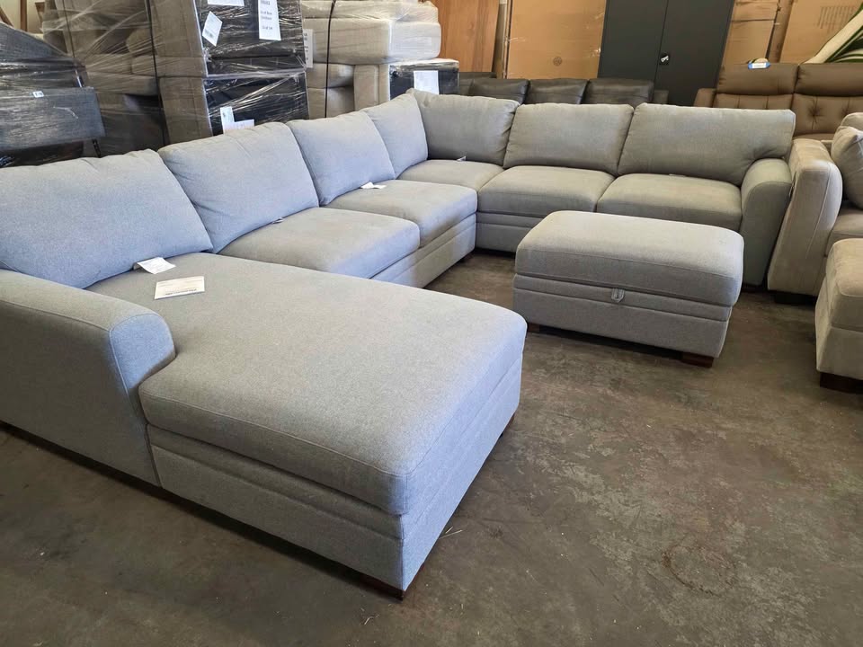 Thomasville Langdon Fabric Sectional with Chaise and Storage Ottoman - Image 5