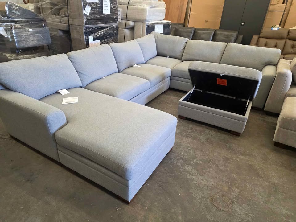 Thomasville Langdon Fabric Sectional with Chaise and Storage Ottoman - Image 7