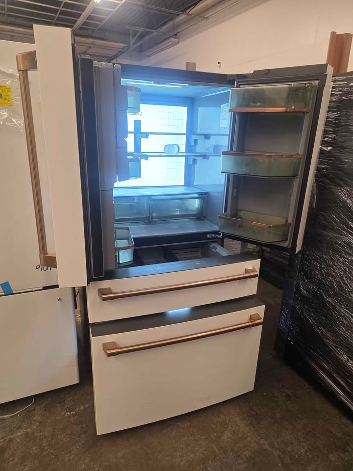 CAFÉ ENERGY STAR 22.3 Cu. Ft. Smart Counter-Depth 4-Door French-Door Refrigerator - Image 9