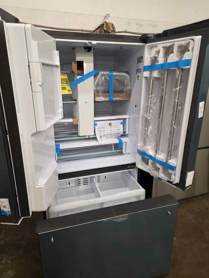 Cafe 27.8 cu. ft. Smart French Door Refrigerator with Hot Water Dispenser in Stainless Steel, Smart - Image 10