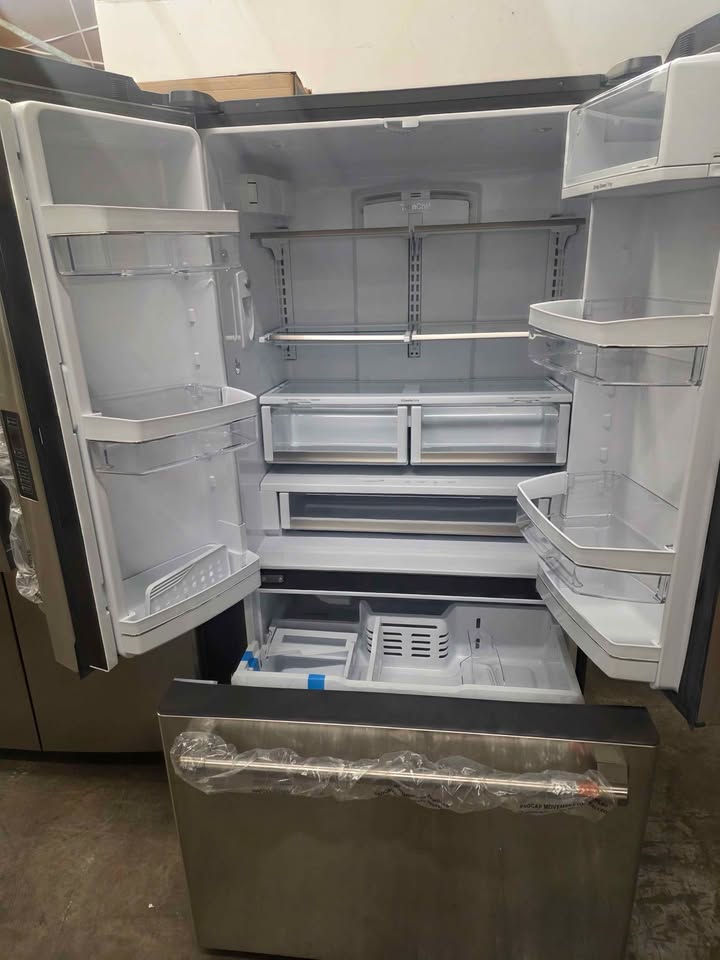 CAFE 23.1cu. ft. Smart French Door Refrigerator with Internal Water Dispenser in Stainless Steel, CD - Image 9