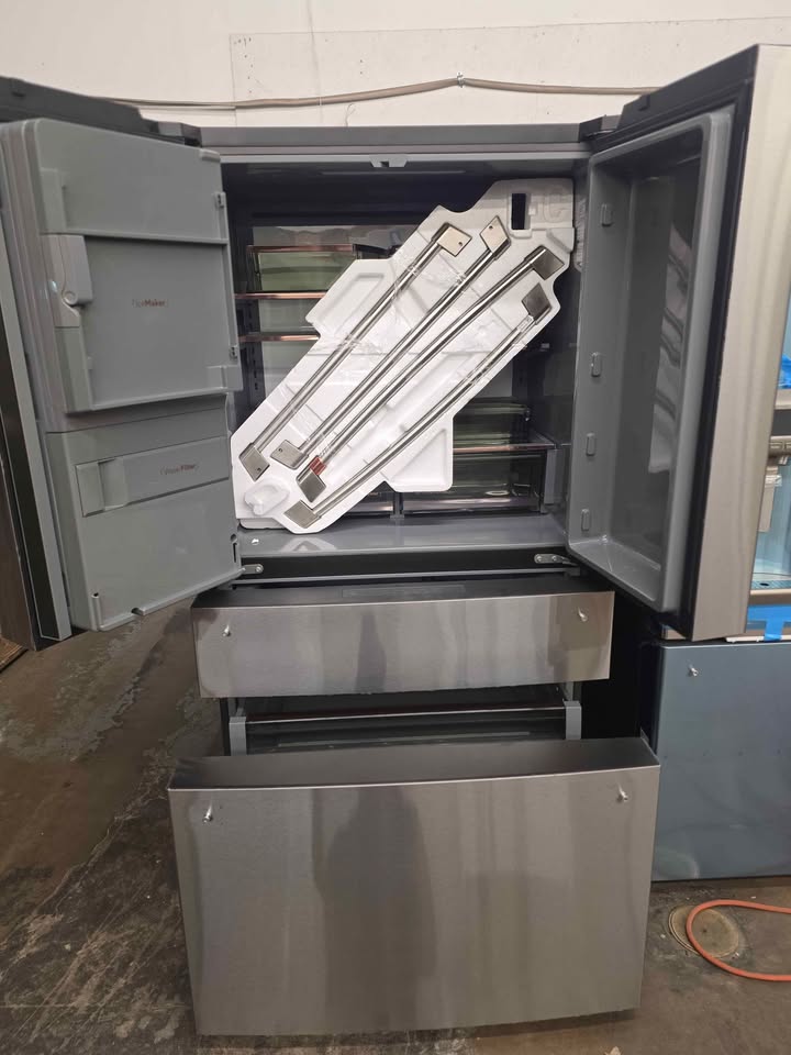 Cafe 22.3 cu. ft. Smart Four-Door French Door Refrigerator with Hands-Free Autofill in Stainless -CD - Image 7