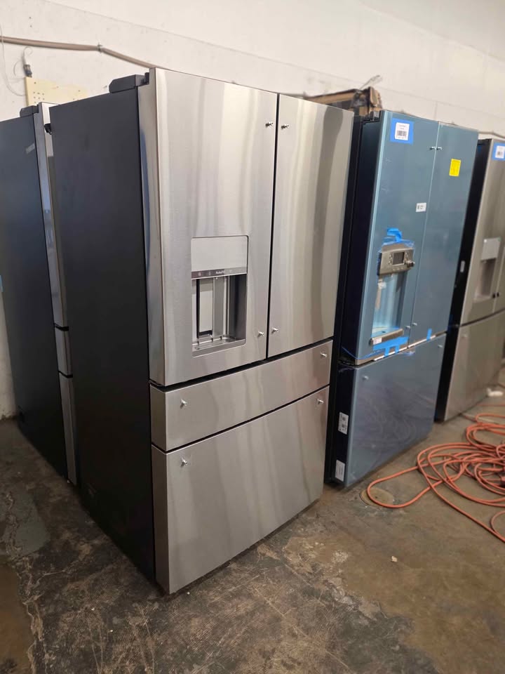 Cafe 22.3 cu. ft. Smart Four-Door French Door Refrigerator with Hands-Free Autofill in Stainless -CD - Image 10