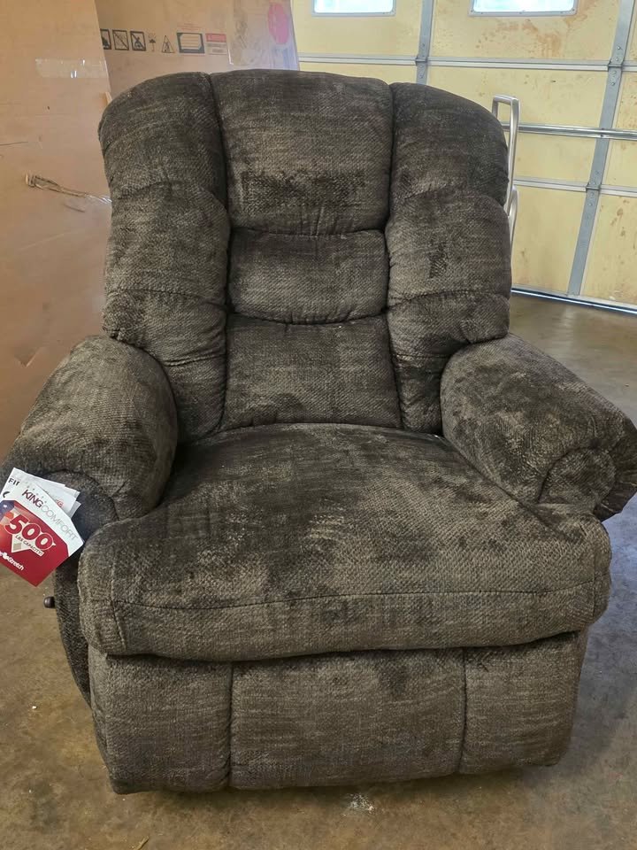KingComfort 221 MACK RECLINER 221-94-21 ( Chocolate ) - Image 3