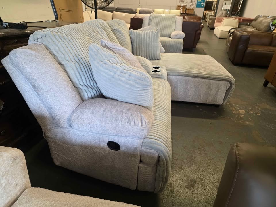 Top Tier 3-Piece Manual Reclining Modular Sectional with Chaise and Console - Image 9