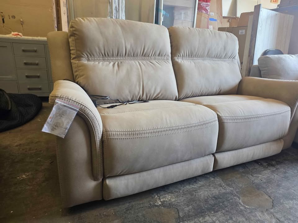 Next-Gen DuraPella Performance Fabric Dual Power Reclining Sofa ( Retails $2400.00 ) - Image 6