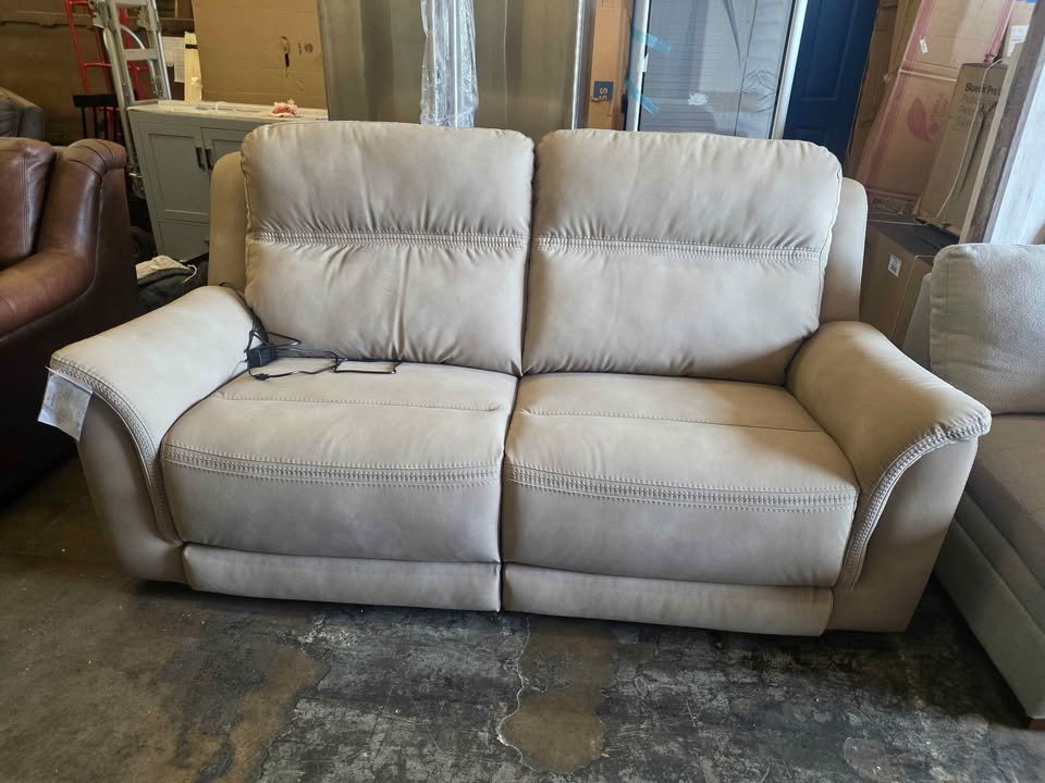 Next-Gen DuraPella Performance Fabric Dual Power Reclining Sofa ( Retails $2400.00 ) - Image 7