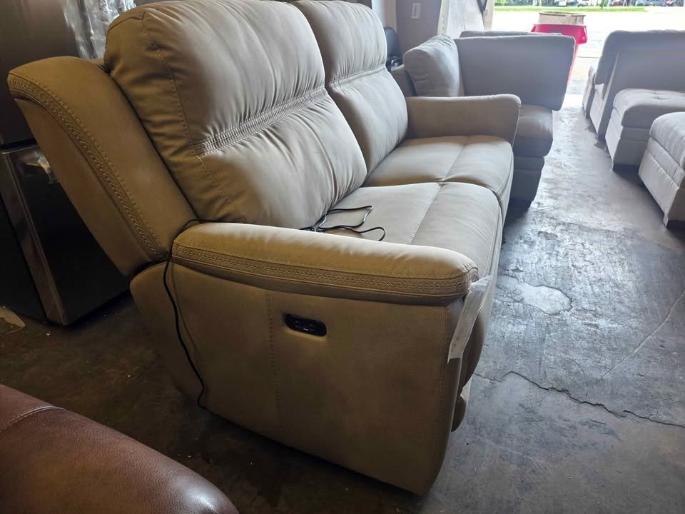 Next-Gen DuraPella Performance Fabric Dual Power Reclining Sofa ( Retails $2400.00 ) - Image 10